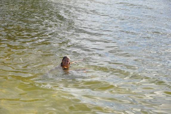 Nadando na represa de Balbina - AM